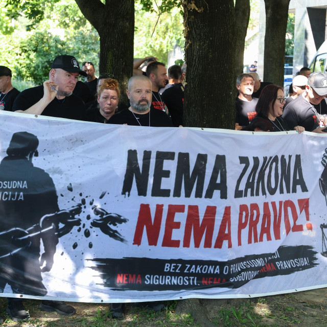 Prosvjednici ispred Ministarstva