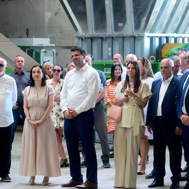 Sonja Cikotic, Jako Andabaka, Marija Vuckovic, Ante Cikotic, Matea Dorcic, Blazenko Boban i Ivan Bugarin u pogonu