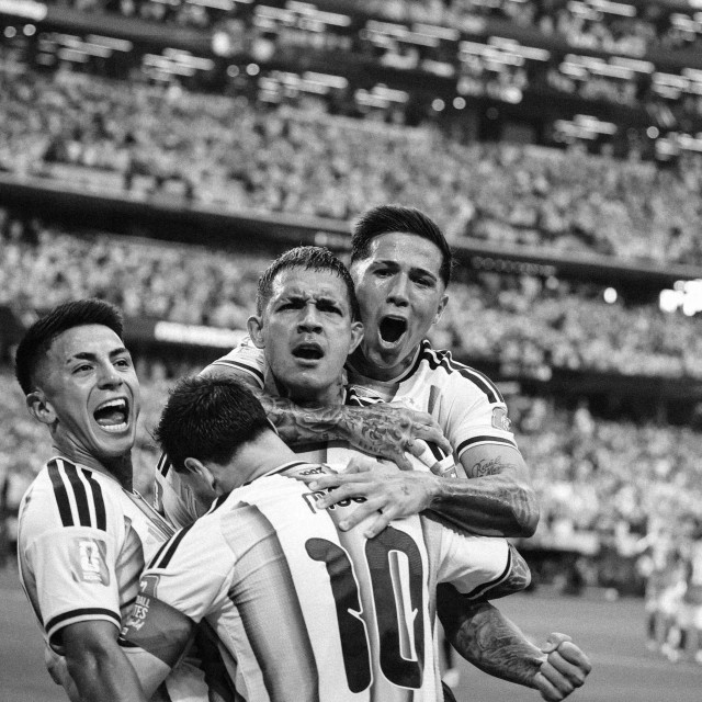 Lionel Messi slavi pogodak sa suigračima