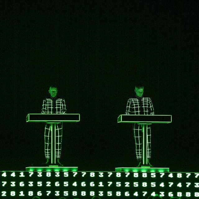 Kraftwerk je bio drukčiji bend jer se služio svojim robotiziranim imidžem kao zaštitom privatnosti