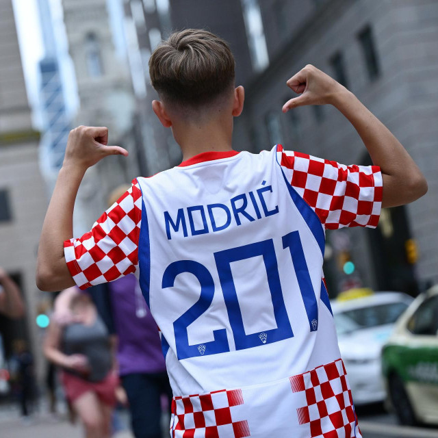 PŠimun Škegro u društvu obitelji. Napravio je dres Luke Modrića s brojem 201