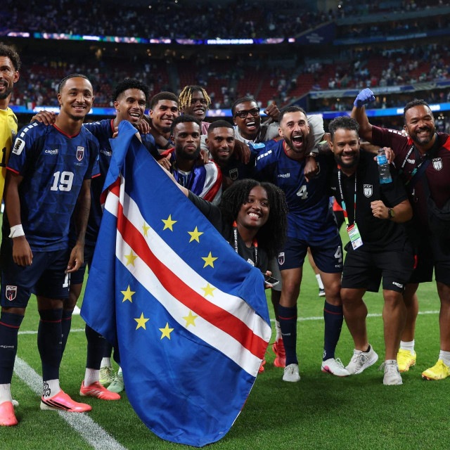 HOUSTON, TEXAS - JUNE 26: Cabo Verde players celebrate after the 0-0 draw during the FIFA World Cup 2026 Group H match between Cabo Verde and Saudi Arabia at Houston Stadium on June 26, 2026 in Houston, Texas. Michael Steele/Getty Images/AFP (Photo by MICHAEL STEELE/GETTY IMAGES NORTH AMERICA/Getty Images via AFP)