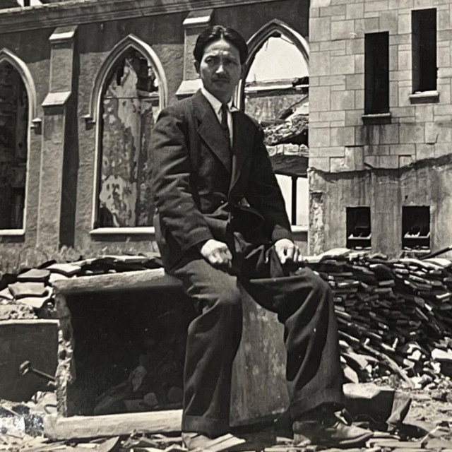 Kiyoshi Tanimoto na ruševinama crkve u Hirošimi 1946. godine