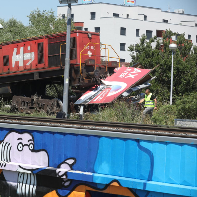 Vlak se u Gajnicama zabio u jumbo plakat