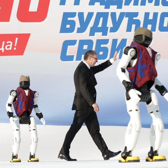 Aleksandar Vučić i roboti