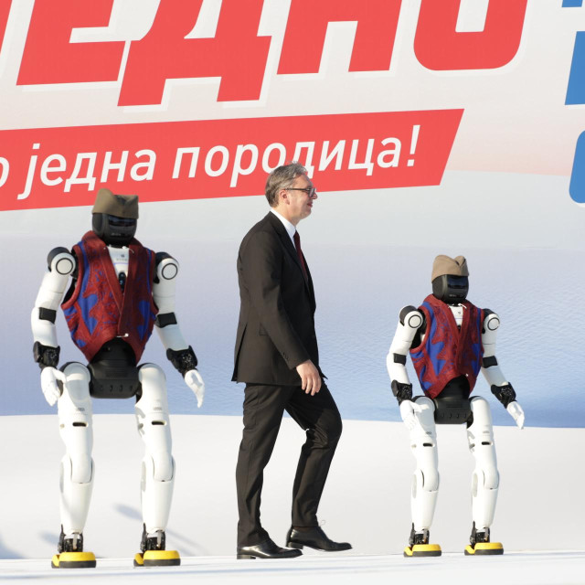 Aleksandar Vučić i roboti na skupu u Beogradu