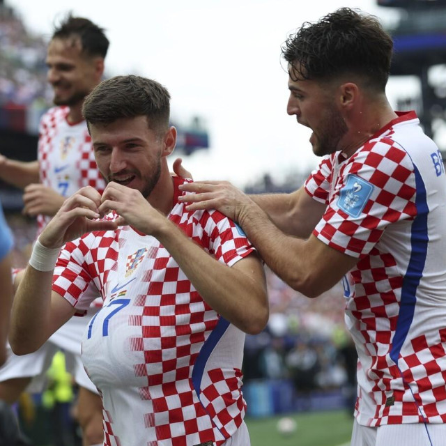 Petar Sučić slavi gol