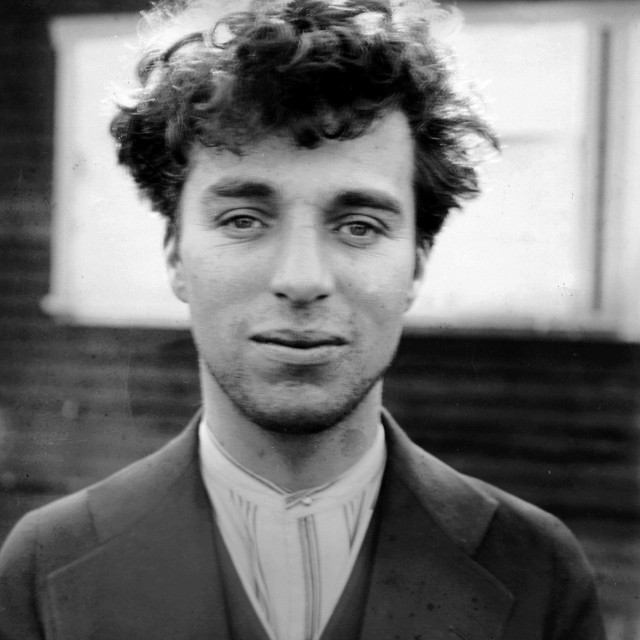 Mladi Charlie Chaplin snimljen 1916. godine, prije nego što je postao zvijezda