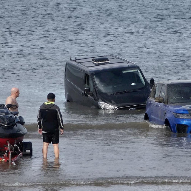 Range Rover SVR i Transit zapeli na plaži