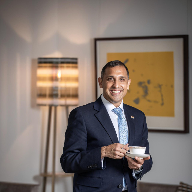Zagreb, 120626.
Gornje Prekrizje.
Privatna rezidencija.
Britanski veleposlanik Javed Patel.
