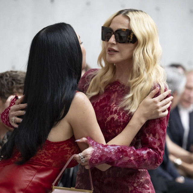 Charli xcx i Madonna trenutak prije nego što će sjesti u prvi red revije YSL-a i zapaliti cigarete
