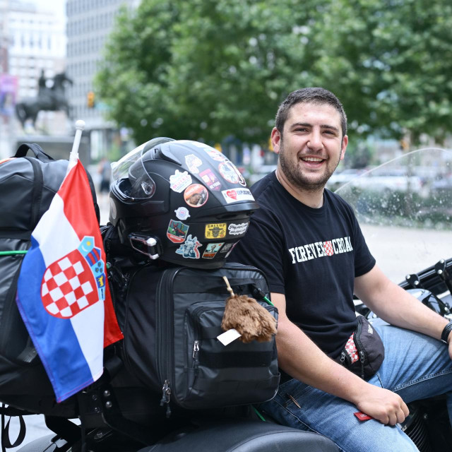 Kanađanin hrvatskog podrijetla Joe Baričević koji svojim motorom ide na sve utakmice FIFA svjetskog nogometnog prvenstva na kojima igra Hrvatska