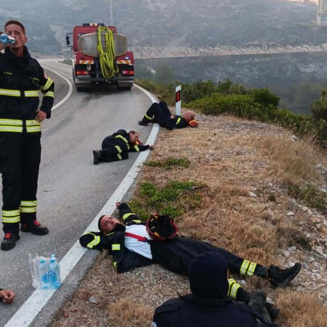 Vatrogasci koji gase požar na Visu odmaraju na cesti