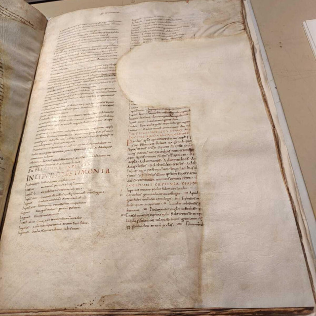 Stranica šibenske Biblije s izrezanim inicijalima