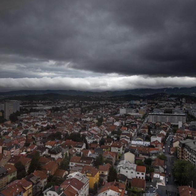 Tmurni oblaci iznad Zagreba (arhivska fotografija)