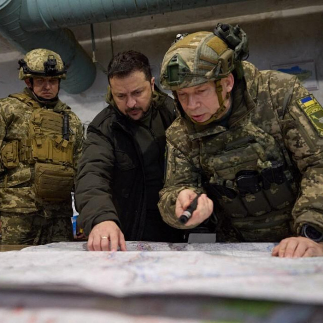 Oleksandr Sirski (desno) i Volodimir Zelenski (sredina) (arhivska fotografija)