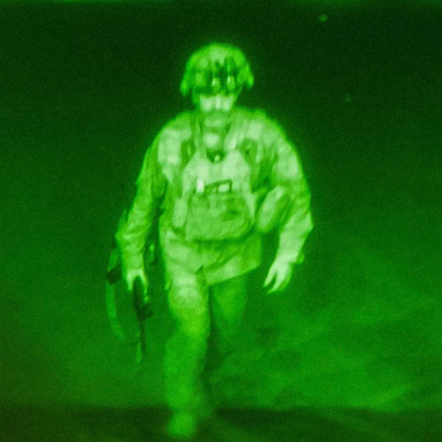 General Chris Donahue, posljednji čovjek koji je napustio Afganistan nakon zapovijedi o povlačenju Joea Bidena. Fotografija je postala kultna