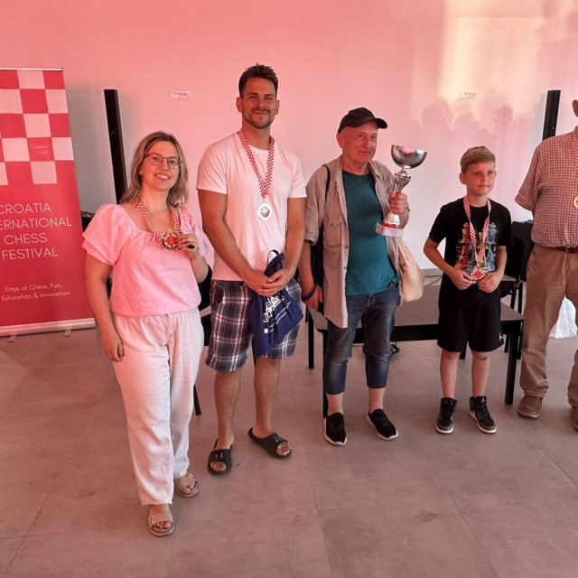 Lovro Lisjak (10), rame uz rame sa šahovskim majstorima
