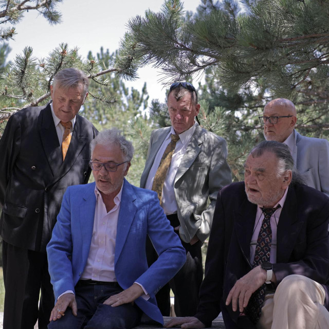 Nastupaju petorica riječkih umirovljenika Đorđo Bonić, Željko Fućak, Ivo Grubiša, Mislav Kristović i Nenad Vukelić.