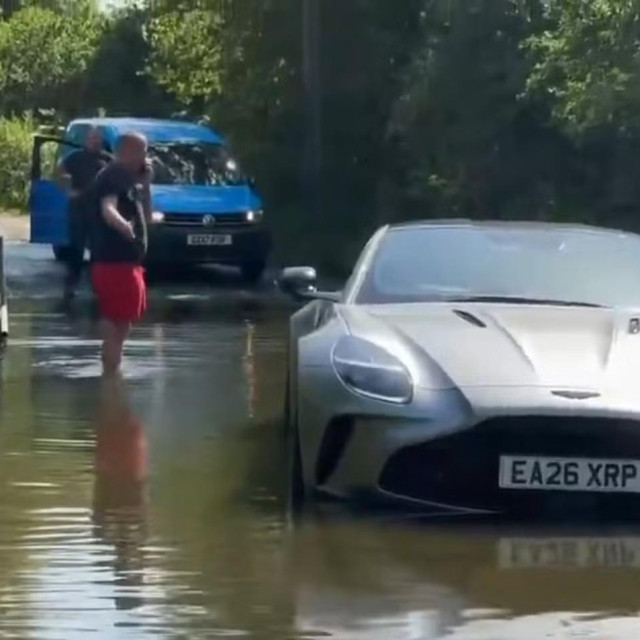 Aston Martin zapeo u vodi
