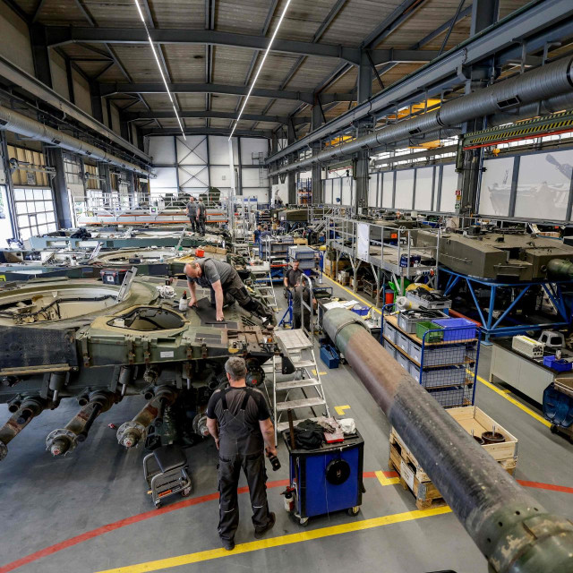 Tehničari njemačke obrambene kompanije i dobavljača za automobilsku industriju Rheinmetall sastavljaju borbeni tenk Leopard 2A4