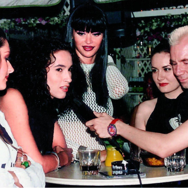 Zagrebački klub Saloon.
Na fotografiji: Ivana Banfić, Davorka Ručević- Kasandra, Senna M, Danijela Trbović