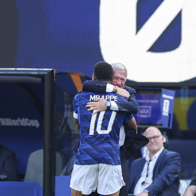 Kylian Mbappe i Didier Deschamps u zagrljaju
