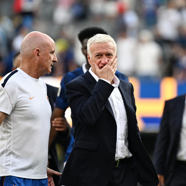 Francuski izbornik Didier Deschamps u razgovoru s asistentnom Guyom Stephanom