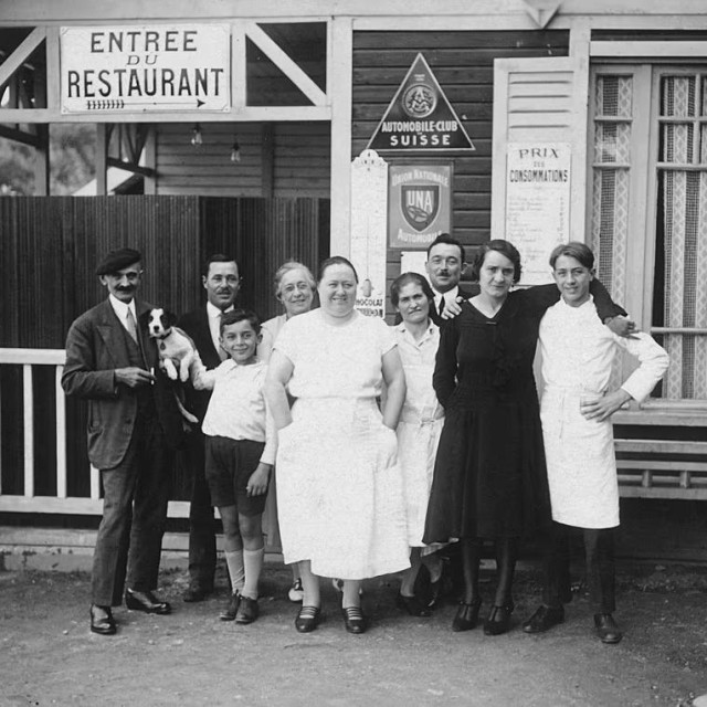 Eugénie Brazie, sredina, s osobljem izvan restorana Col de la Luère kraj Lyona