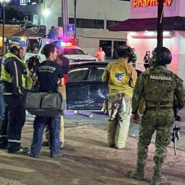 Sigurnosno osoblje i hitne službe na mjestu na kojem je automobil uletio u gomilu ljudi u Cabo San Lucasu, u Meksiku, prošlog tjedna