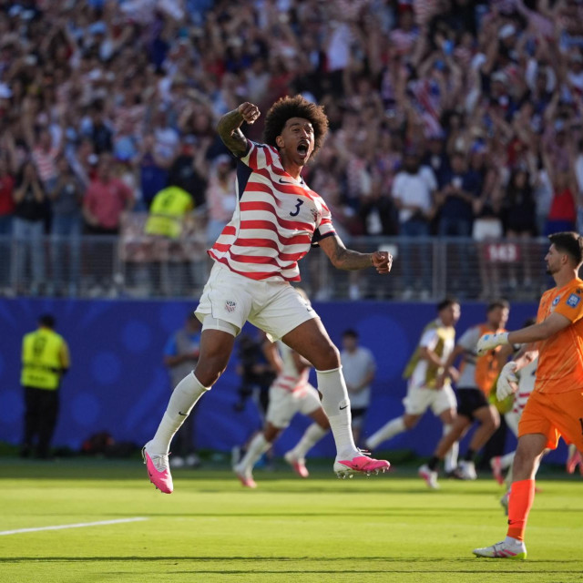 Chris Richards slavi gol Malika Tillmana 