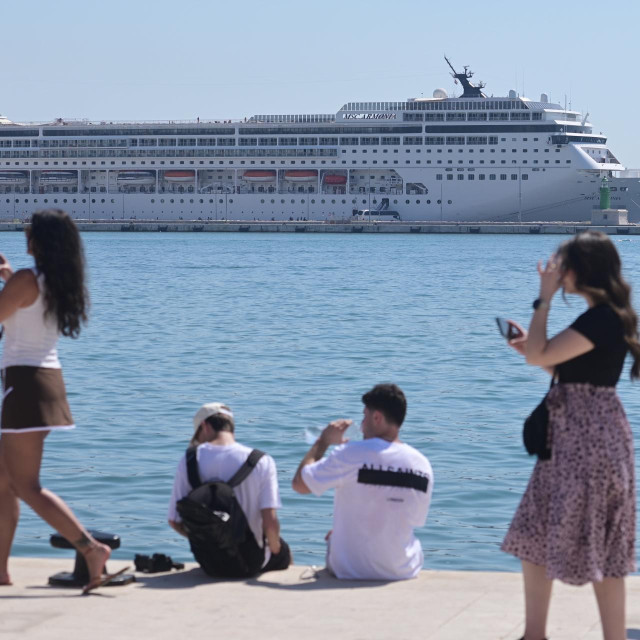 Split, 060925.
Gradska luka puna je brodova kao usred sezone.