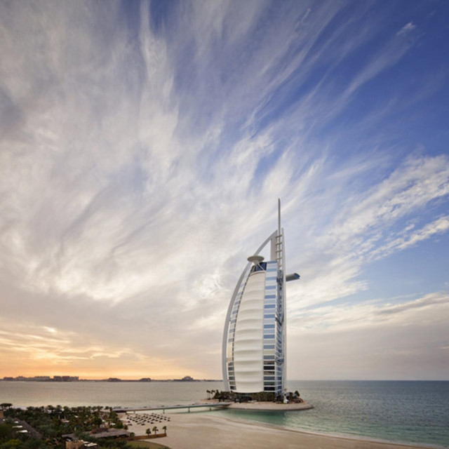 Burj Al Arab visok je 321 metar i izgrađen je na umjetnom otoku oko 280 metara od obale Dubaija