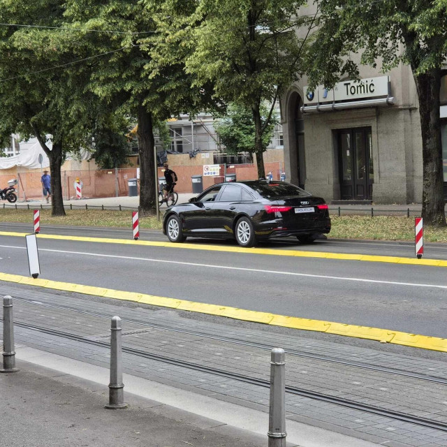 Sudar kolone službenih vozila na Savskoj