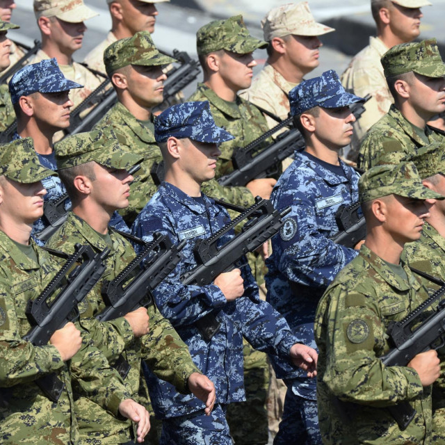 Hrvatski vojnici marširaju Elizejskim poljanama tijekom vojnog mimohoda povodom Dana pada Bastilje, koji je održan 14. srpnja 2013. godine u Parizu