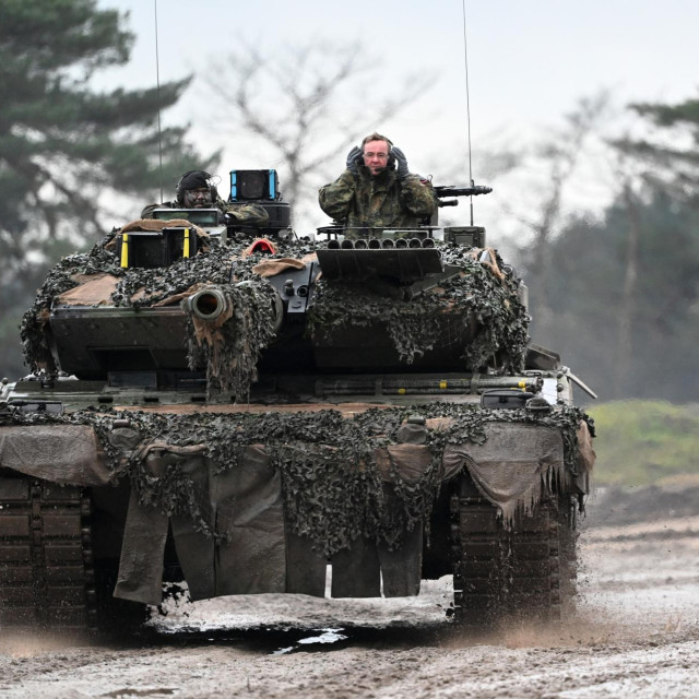 Njemački ministar obrane Boris Pistorius u tenku Leopard 2