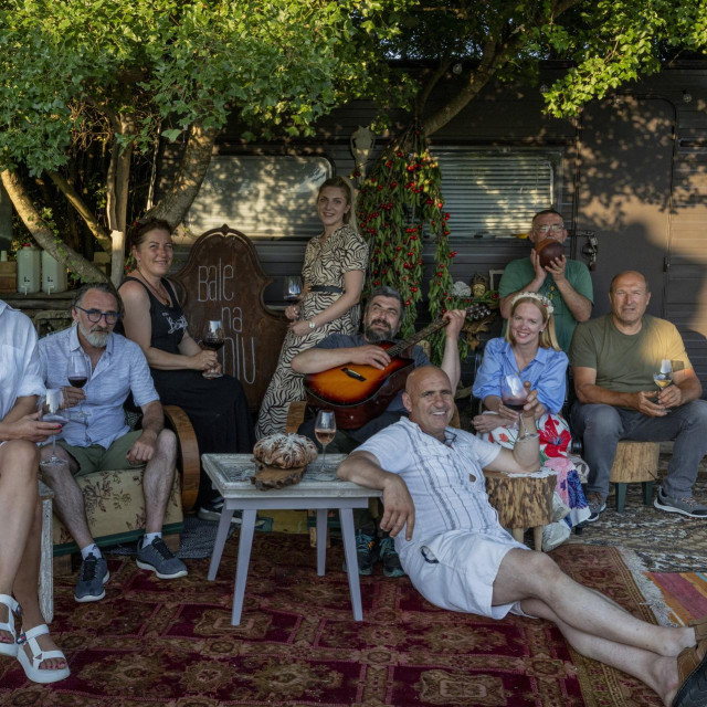 Zadovoljni članovi netom registriranog slow food pokreta Bale, nakon prve zajedničke večere. Slijeva: Tina Srečec, Naser Hamza, Elena Lupić, Nikolina Benčić, Davor Tojčić, Vedran Lupić, Nina Levičnik, Ivo Barac i Franko Macan