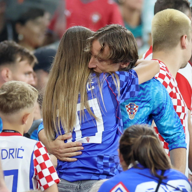 Luka Modrić u zagrljaju  supruge Vanje