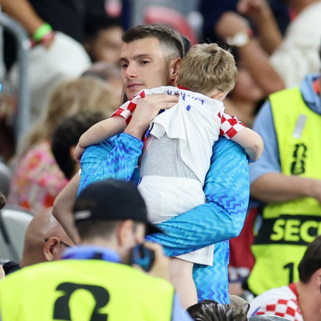 Dominik sa sinom Joakimom na tribinama nakon utakmice s Portugalom