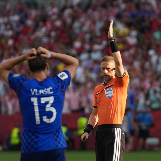 Nikola Vlašić i sudac Espen Eskas 