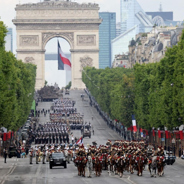 Zašto tradicionalnu vojnu paradu Republike Francuske, kakvima je de Gaulle potvrđivao francusku suverenost i snagu francuske vojske, Macron ove godine organizira kao službenu izložbu tzv. Koalicije voljnih, koja se baš i ne čini voljnom za bilo kakav rat, kamoli nuklearni s Rusijom?