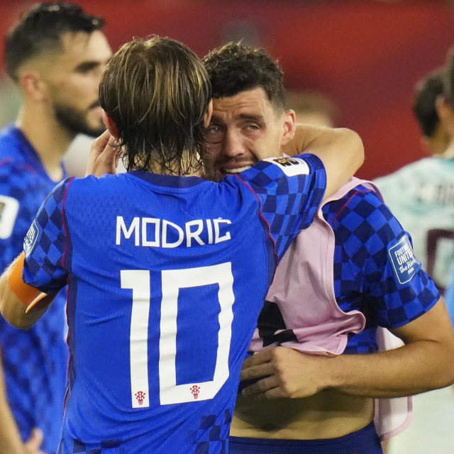 Luka Modrić tješi uplakanog Matea Kovačića