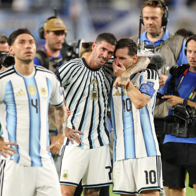 Lionel Messi i suigrači nakon utakmice 