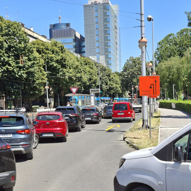 Automobili na križanju Vukovarske i Savske