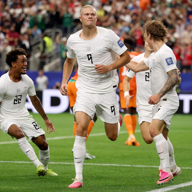 Erling Haaland slavi gol sa suigračima