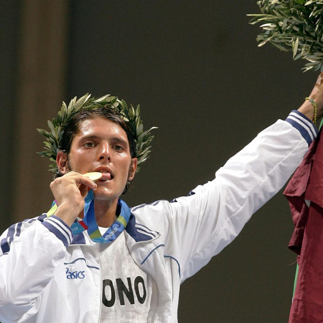 Aldo Montano na podiju sa zlatnom medaljom oko vrata (Olimpijske igre 2004.)
