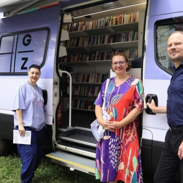 Ravnateljica KGZ-a Sunčica Ostoić, pročelnica Gradskog ureda za kulturu i civilno društvo Emina Višnić i zamjenik gradonačelnik Luka Korlaet predstavili bibliokombi