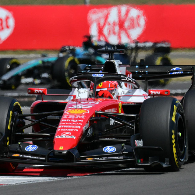Charles Leclerc i Kimi Antonelli (u pozadini)