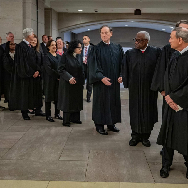 Suci Vrhovnog suda SAD-a: Ketanji Brown Jackson; Amy Coney Barrett; Neil Gorsuch; Elena Kagan; Sonia Sotomayor; Samuel Alito; Clarence Thomas; Brett Kavanaugh; John Roberts