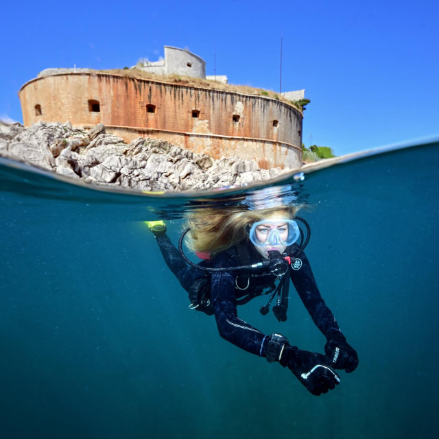 Tvrđava Punta Oštra i voditeljica ronjenja Sea Star Divinga Klara Ljubenko 